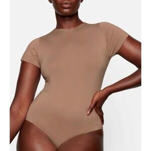 SKIMS ESSENTIAL T-SHIRT BODYSUIT IN TIGERS EYE SIZE LARGE/XL